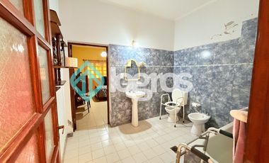 Casa en venta con cochera en Grand Bourg