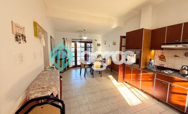 Casa en venta con cochera en Grand Bourg
