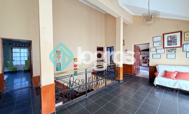 Casa en venta con cochera en Grand Bourg