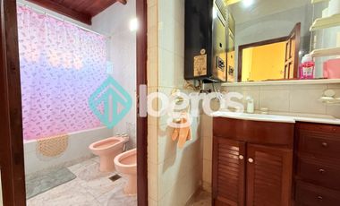 Casa en venta con cochera en Grand Bourg