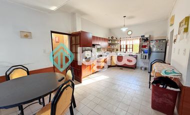 Casa en venta con cochera en Grand Bourg