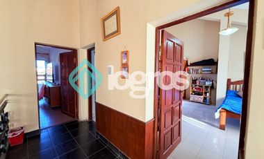 Casa en venta con cochera en Grand Bourg