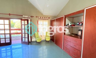 Casa en venta con cochera en Grand Bourg