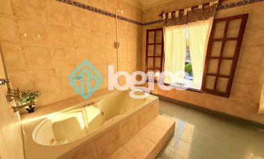 Casa en venta con cochera en Grand Bourg