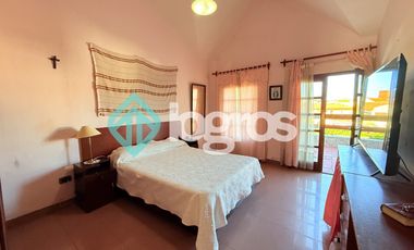 Casa en venta con cochera en Grand Bourg