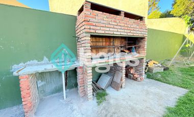 Casa en venta con cochera en Grand Bourg