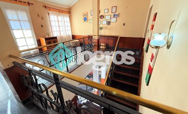 Casa en venta con cochera en Grand Bourg