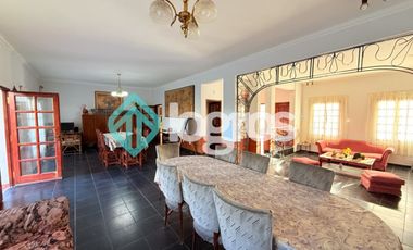 Casa en venta con cochera en Grand Bourg