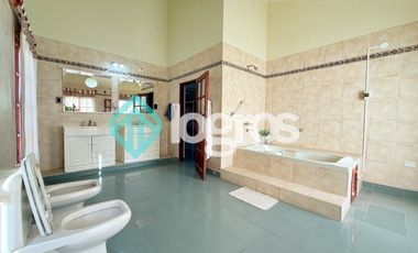 Casa en venta con cochera en Grand Bourg