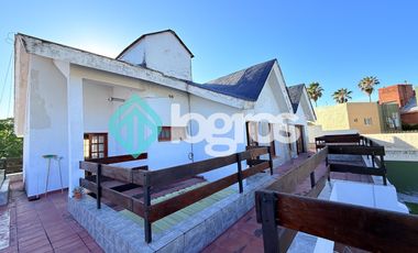 Casa en venta con cochera en Grand Bourg