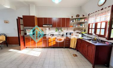 Casa en venta con cochera en Grand Bourg