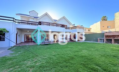 Casa en venta con cochera en Grand Bourg