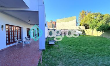 Casa en venta con cochera en Grand Bourg