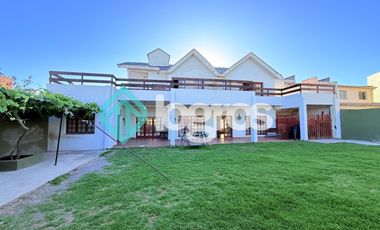 Casa en venta con cochera en Grand Bourg