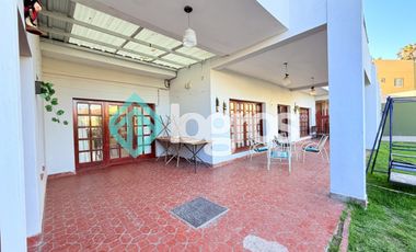 Casa en venta con cochera en Grand Bourg