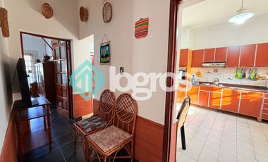 Casa en venta con cochera en Grand Bourg
