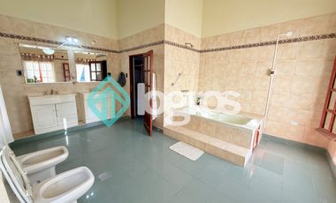 Casa en venta con cochera en Grand Bourg