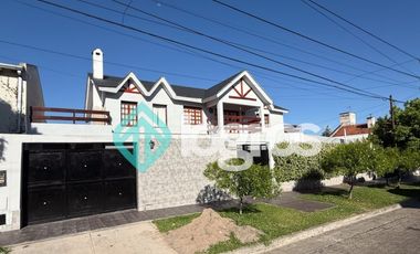 Casa en venta con cochera en Grand Bourg