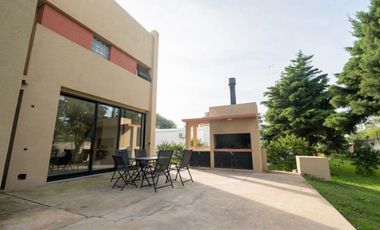 VENTA HERMOSA CASA NUEVA EN LOS MOLINOS