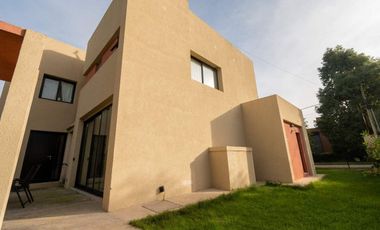 VENTA HERMOSA CASA NUEVA EN LOS MOLINOS