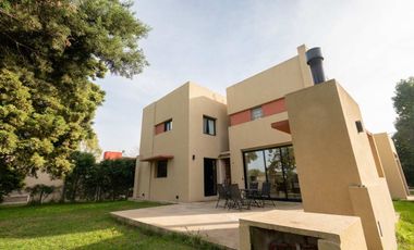 VENTA HERMOSA CASA NUEVA EN LOS MOLINOS