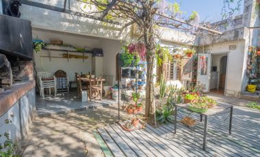Casa con galpón para taller y jardín en Quilmes