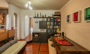 Casa con galpón para taller y jardín en Quilmes