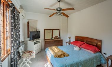 Casa con galpón para taller y jardín en Quilmes