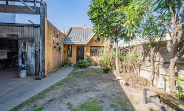 Casa con galpón para taller y jardín en Quilmes