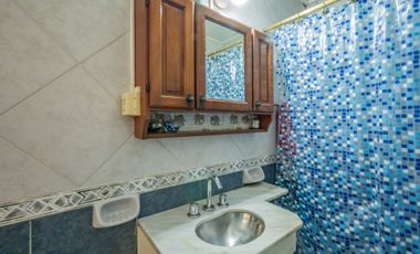 Casa con galpón para taller y jardín en Quilmes