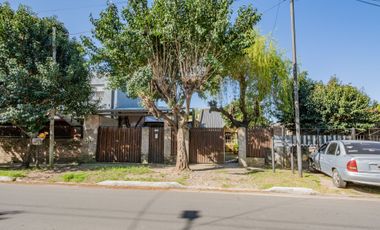 Casa con galpón para taller y jardín en Quilmes
