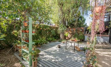 Casa con galpón para taller y jardín en Quilmes