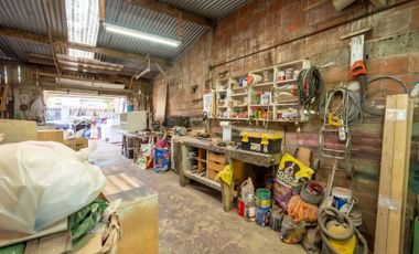 Casa con galpón para taller y jardín en Quilmes