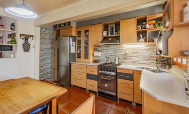 Casa con galpón para taller y jardín en Quilmes