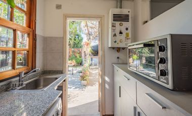 Casa con galpón para taller y jardín en Quilmes