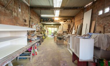 Casa con galpón para taller y jardín en Quilmes