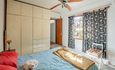 Casa con galpón para taller y jardín en Quilmes