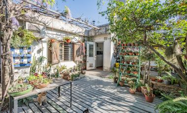 Casa con galpón para taller y jardín en Quilmes