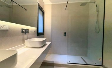 VENTA CASA MIRAFLORES PILETA Y JARDIN A ESTRENAR