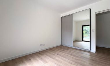 VENTA CASA MIRAFLORES PILETA Y JARDIN A ESTRENAR