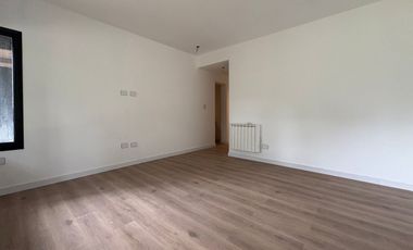 VENTA CASA MIRAFLORES PILETA Y JARDIN A ESTRENAR