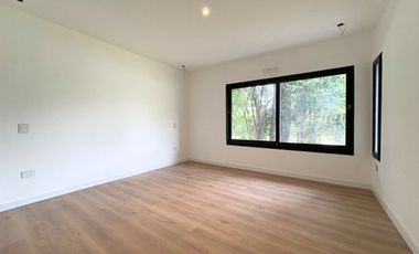 VENTA CASA MIRAFLORES PILETA Y JARDIN A ESTRENAR