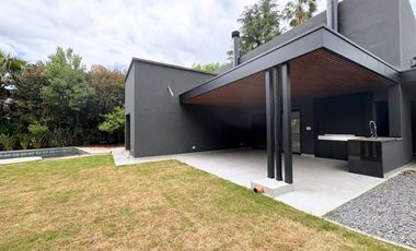 VENTA CASA MIRAFLORES PILETA Y JARDIN A ESTRENAR