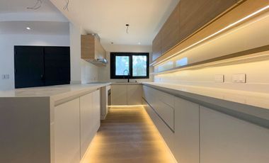 VENTA CASA MIRAFLORES PILETA Y JARDIN A ESTRENAR