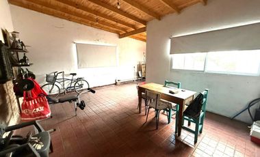 CASA 3 AMB. C/PILETA, QUINCHO, PATIO Y COCHERA