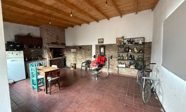 CASA 3 AMB. C/PILETA, QUINCHO, PATIO Y COCHERA