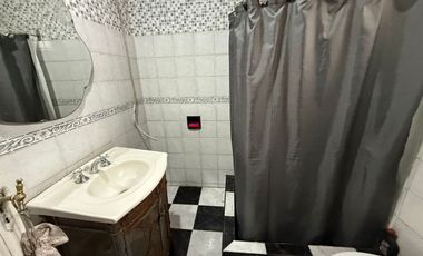 CASA 3 AMB. C/PILETA, QUINCHO, PATIO Y COCHERA