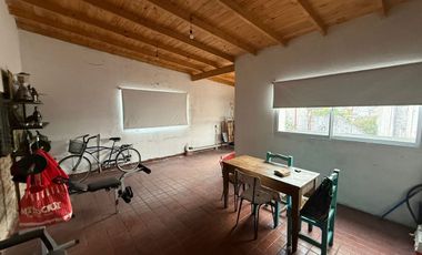 CASA 3 AMB. C/PILETA, QUINCHO, PATIO Y COCHERA