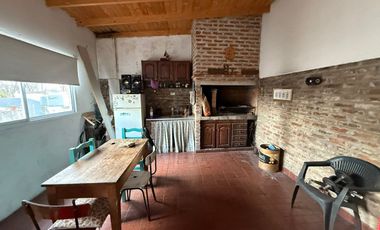CASA 3 AMB. C/PILETA, QUINCHO, PATIO Y COCHERA