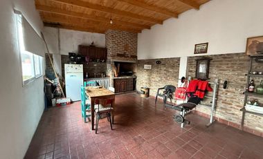 CASA 3 AMB. C/PILETA, QUINCHO, PATIO Y COCHERA